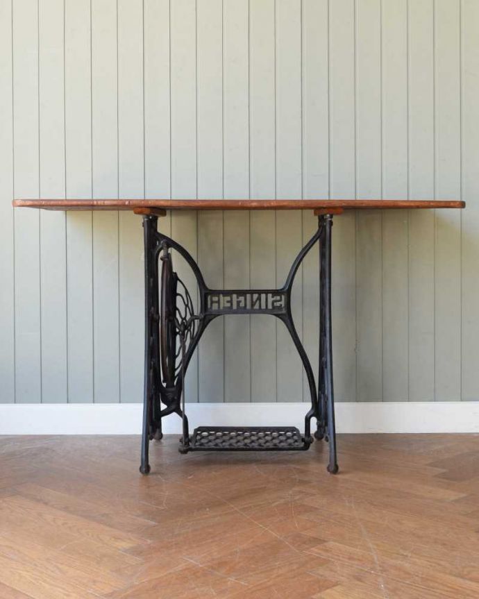 アンティークのテーブル アンティーク家具 イギリスで見つけたアンティークSINGERミシンテーブル。クルッと回転。(m-629-f)