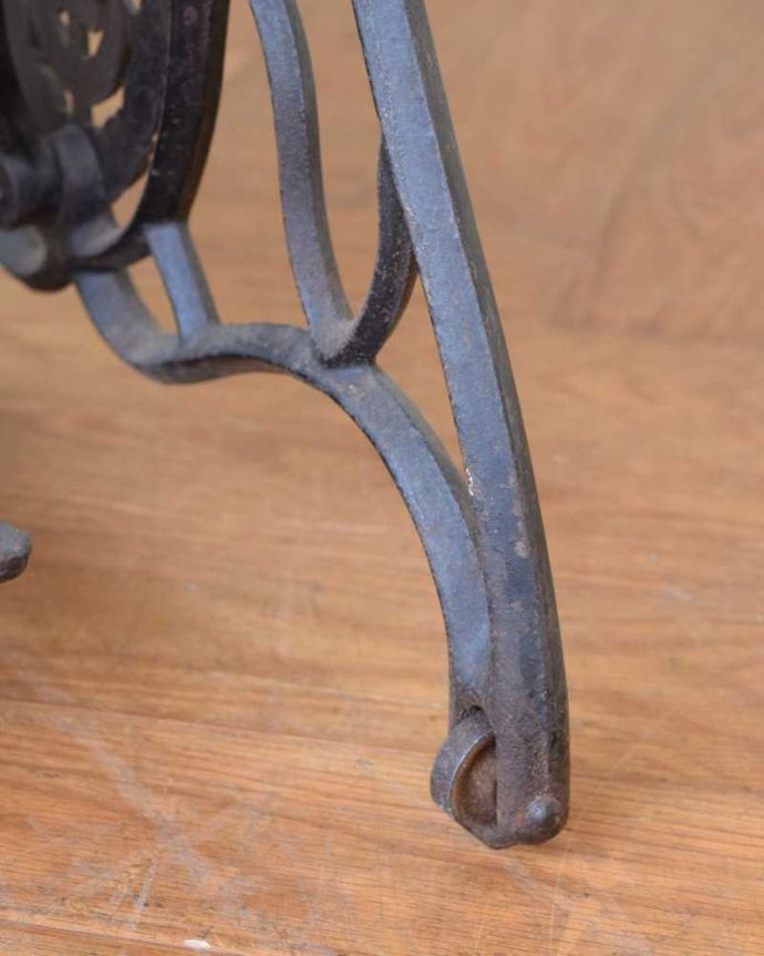 アンティークのテーブル アンティーク家具 イギリスで見つけたアンティークSINGERミシンテーブル。脚先には、キャスターアンティークは、今のプラスチックと違って質感がいいので動きは悪いですが、ちゃんと動きます。(m-629-f)