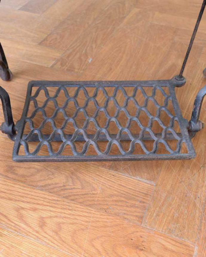 アンティークのテーブル アンティーク家具 イギリスで見つけたアンティークSINGERミシンテーブル。足踏みペダルも付いていますここを足で踏んで動かしていたミシン。(m-629-f)