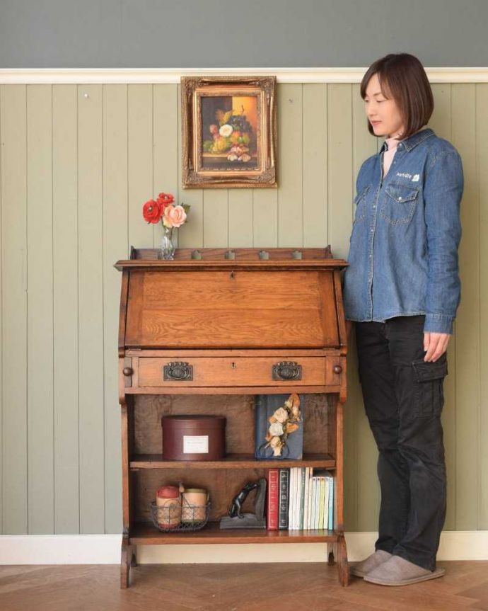 ビューロー アンティーク家具 イギリスで見つけたアンティークのスチューデントビューロー(ライティングデスク)。コンパクトで、どこでも置けちゃうビューロースチューデントビューローと呼ばれるコンパクトサイズのビューローは、もともと学生さん用に作られたもの。(m-630-f)