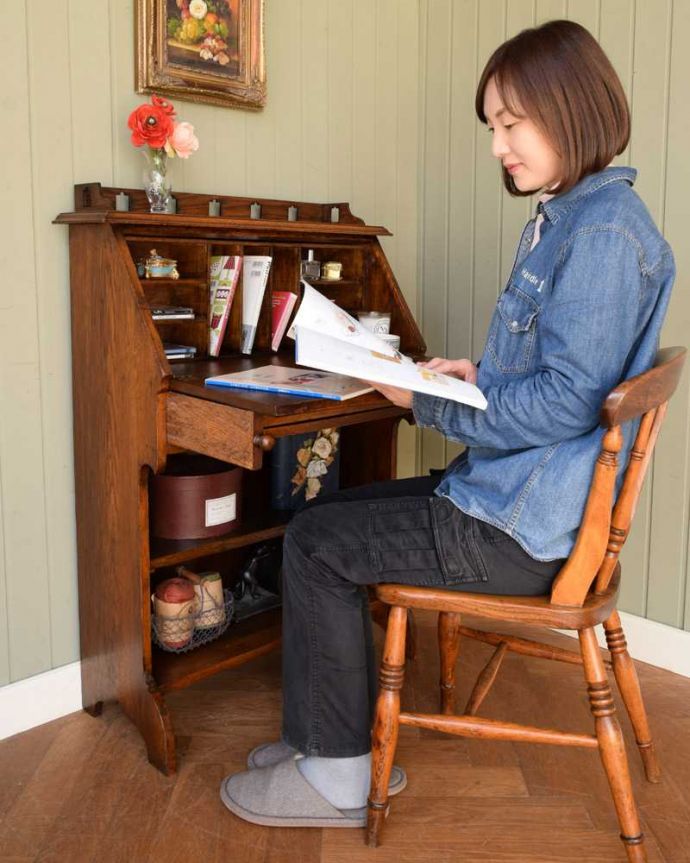 ビューロー アンティーク家具 イギリスで見つけたアンティークのスチューデントビューロー(ライティングデスク)。あっという間にデスクに早変わり扉を前に倒すだけでデスクが登場。(m-630-f)