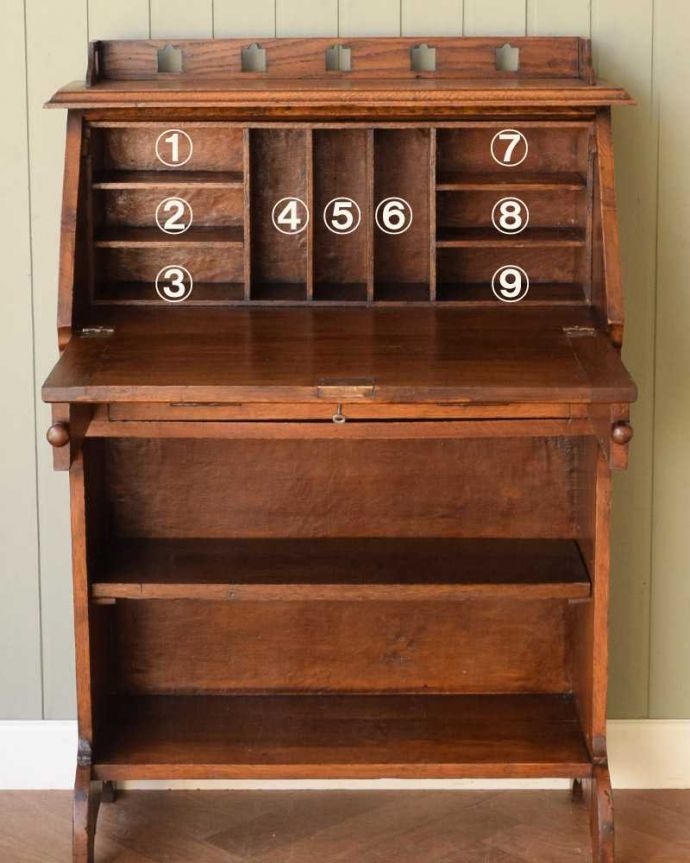 ビューロー アンティーク家具 イギリスで見つけたアンティークのスチューデントビューロー(ライティングデスク)。お片付け上手になれる仕切り扉の中身は整理整頓しやすいように細かく仕切られています。(m-630-f)