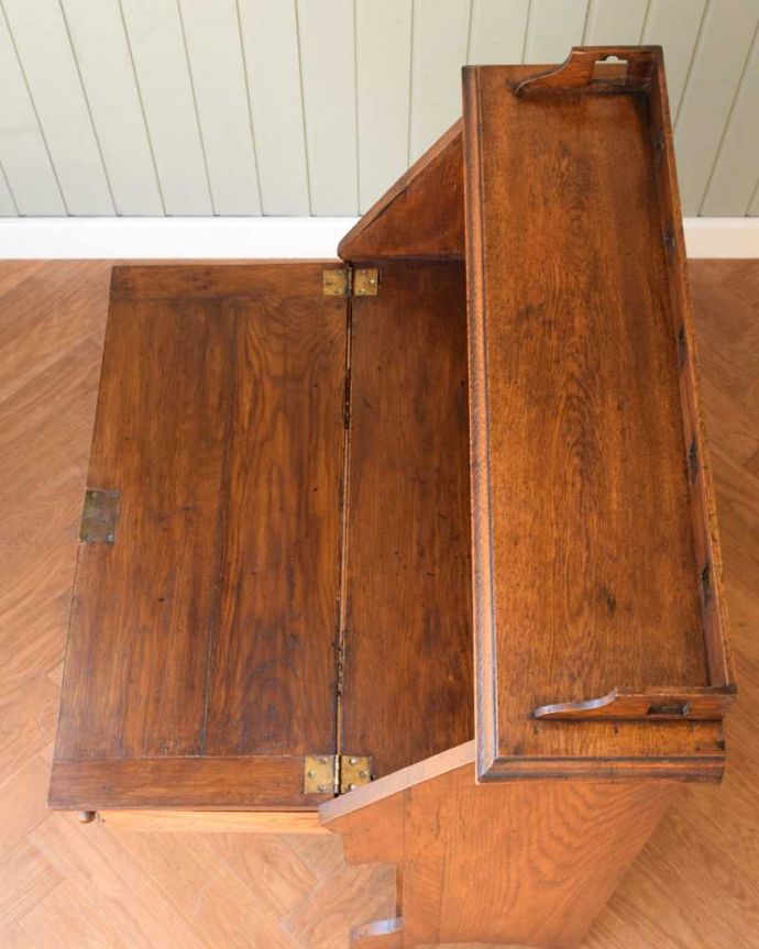 ビューロー アンティーク家具 イギリスで見つけたアンティークのスチューデントビューロー(ライティングデスク)。デスクの部分を上から見ると・・・天板部分の塗装も専門の職人がしっかりキレイに修復したので、こんなにキレイです。(m-630-f)