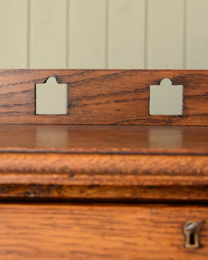 ビューロー アンティーク家具 イギリスで見つけたアンティークのスチューデントビューロー(ライティングデスク)。惚れ惚れしちゃう美しさこんなに堅い無垢材に一体どうやって彫ったんだろう?と不思議になるくらい細かい彫にうっとりです。(m-630-f)