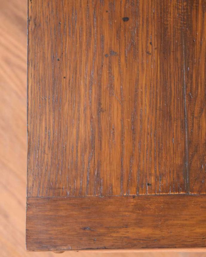 ビューロー アンティーク家具 イギリスで見つけたアンティークのスチューデントビューロー(ライティングデスク)。天板部分もキレイですやっぱりデスクの天板部分は気になるポイント。(m-630-f)