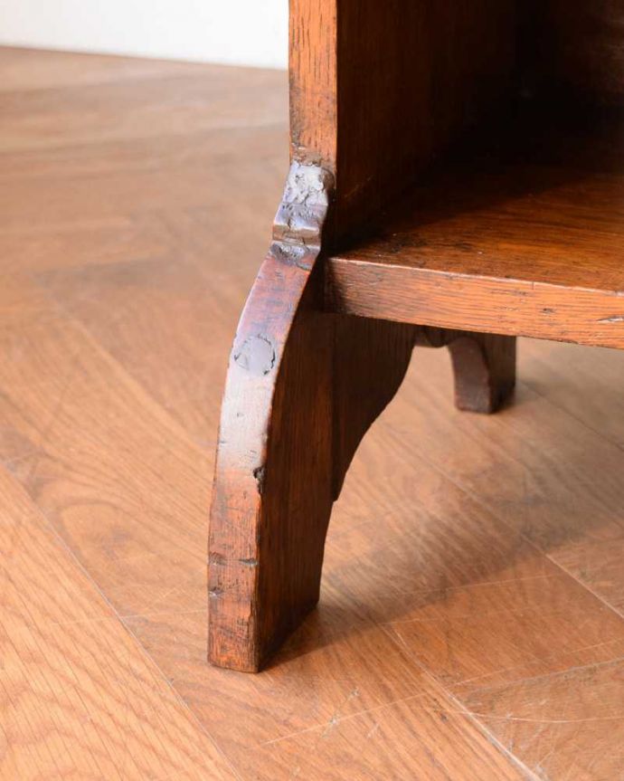 ビューロー アンティーク家具 イギリスで見つけたアンティークのスチューデントビューロー(ライティングデスク)。女性1人でラクラ運べちゃうんですHandleのアンティークは、脚の裏にフェルトキーパーをお付けしています。(m-630-f)