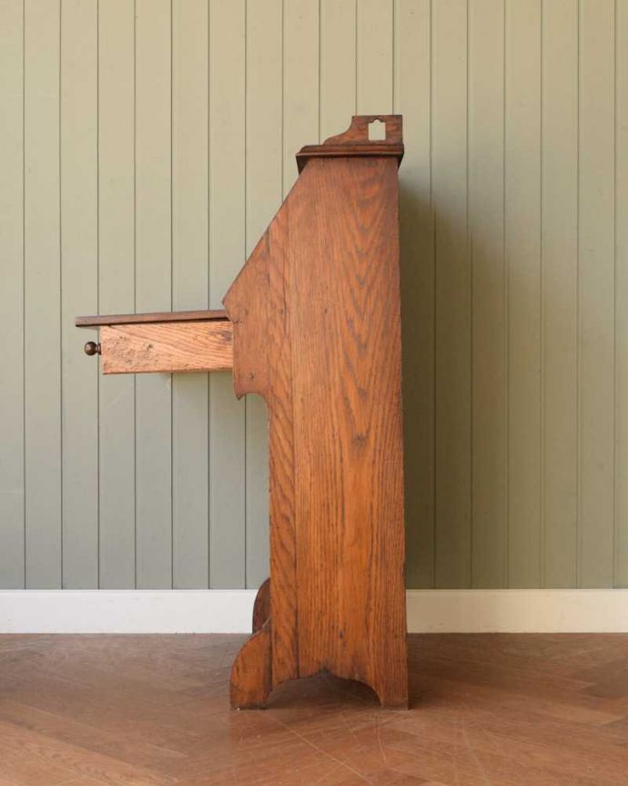 ビューロー アンティーク家具 イギリスで見つけたアンティークのスチューデントビューロー(ライティングデスク)。横から見ても素敵なんですもちろん、横から見てもキレイに仕上がっているので、いろんな場所に置いて使って下さい。(m-630-f)