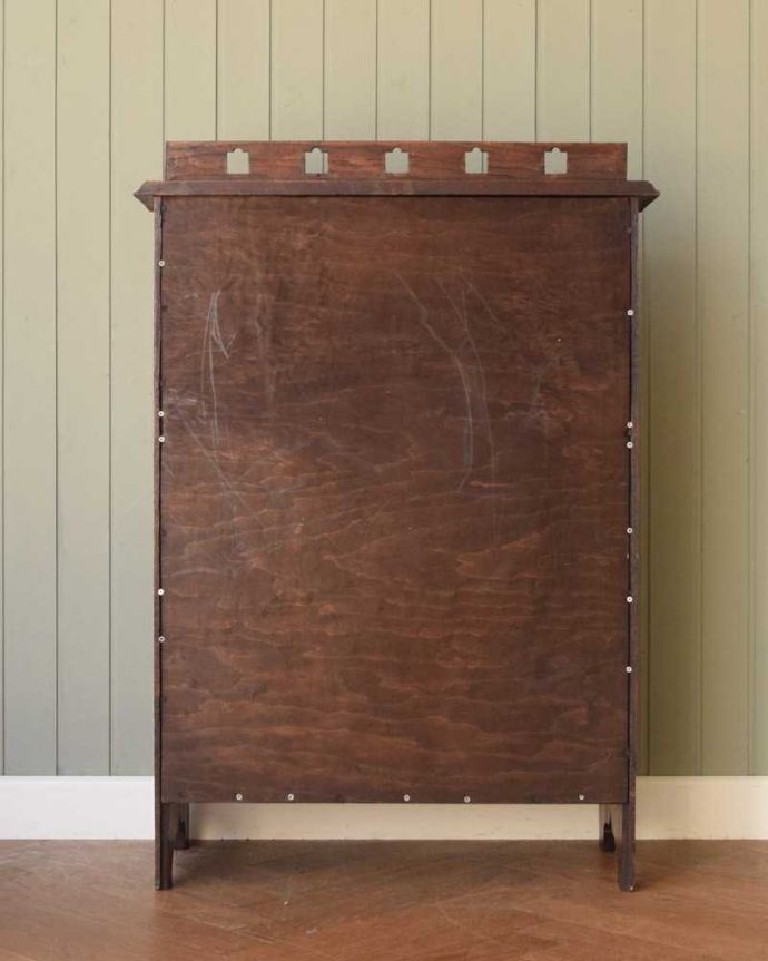 ビューロー アンティーク家具 イギリスで見つけたアンティークのスチューデントビューロー(ライティングデスク)。もちろん後ろ姿もキレイですアンティークは新品ではないので、もちろん経年変化によるキズはあります。(m-630-f)