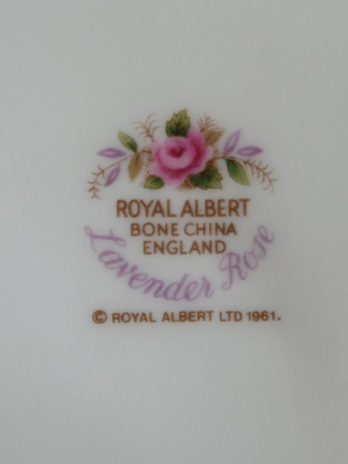 ロイヤルアルバート社のアンティーク食器、バラのプレート（ラベンダー