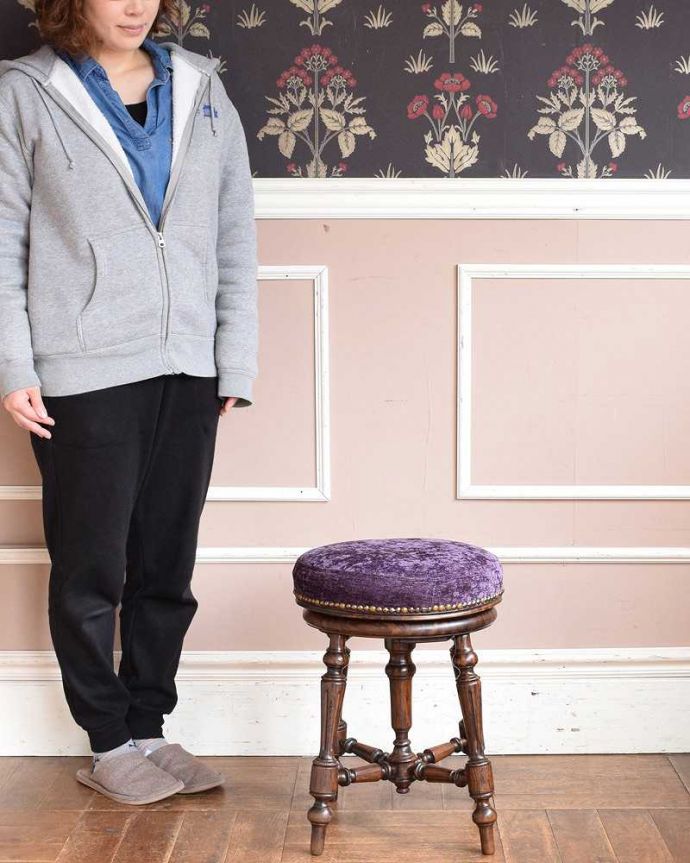 布座面　アンティーク チェア　ナポレオン3世スタイル、フランス輸入のアンティークピアノスツール（ウォルナット材）。座ったり、飾ったり･･･お家のなかの様々シーンで活躍してくれるアンティークのスツール。(m-631-c)