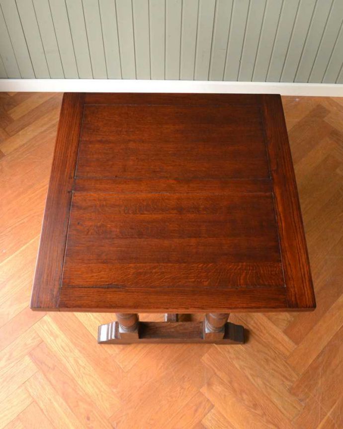 アンティークのテーブル　アンティーク家具　お部屋に馴染みやすい装飾、サイズが変えられるアンティークのドローリーフテーブル（英国家具）。上から見るとこんな形リーフを開く前はこんな形です。(m-631-f)
