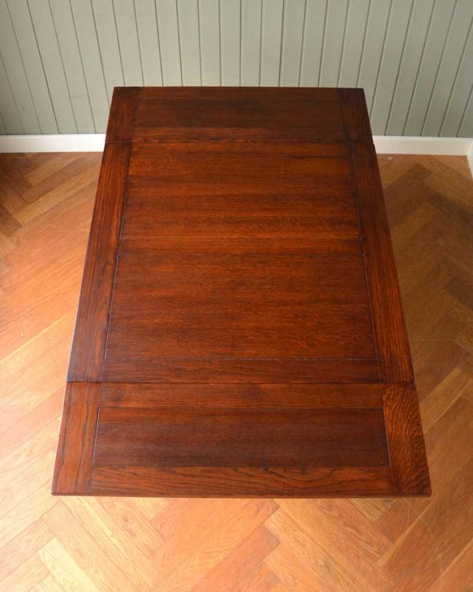 アンティークのテーブル　アンティーク家具　お部屋に馴染みやすい装飾、サイズが変えられるアンティークのドローリーフテーブル（英国家具）。やっぱりテーブルは天板が重要全部開いた状態で天板を上から見てみるとこんな感じです。(m-631-f)