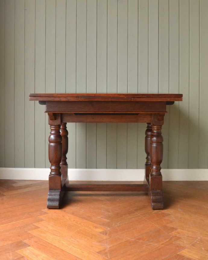 アンティークのテーブル　アンティーク家具　お部屋に馴染みやすい装飾、サイズが変えられるアンティークのドローリーフテーブル（英国家具）。横から見るとこんな感じ真横から見てみるとこんな感じ。(m-631-f)