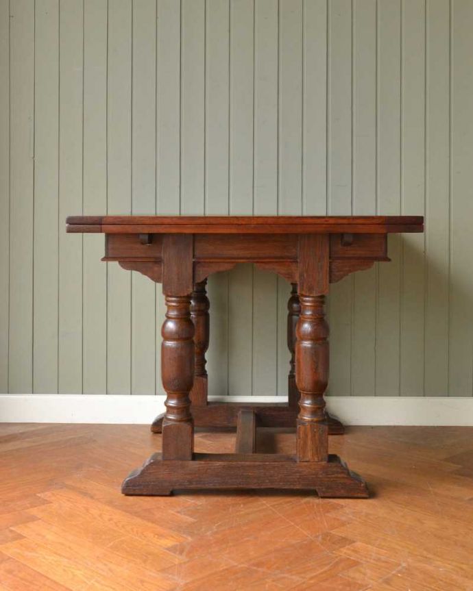 アンティークのテーブル　アンティーク家具　お部屋に馴染みやすい装飾、サイズが変えられるアンティークのドローリーフテーブル（英国家具）。こちら側から見てみると･･･アンティークは新品ではないので経年変化によるキズはありますが、専門の職人がしっかり修復しました。(m-631-f)