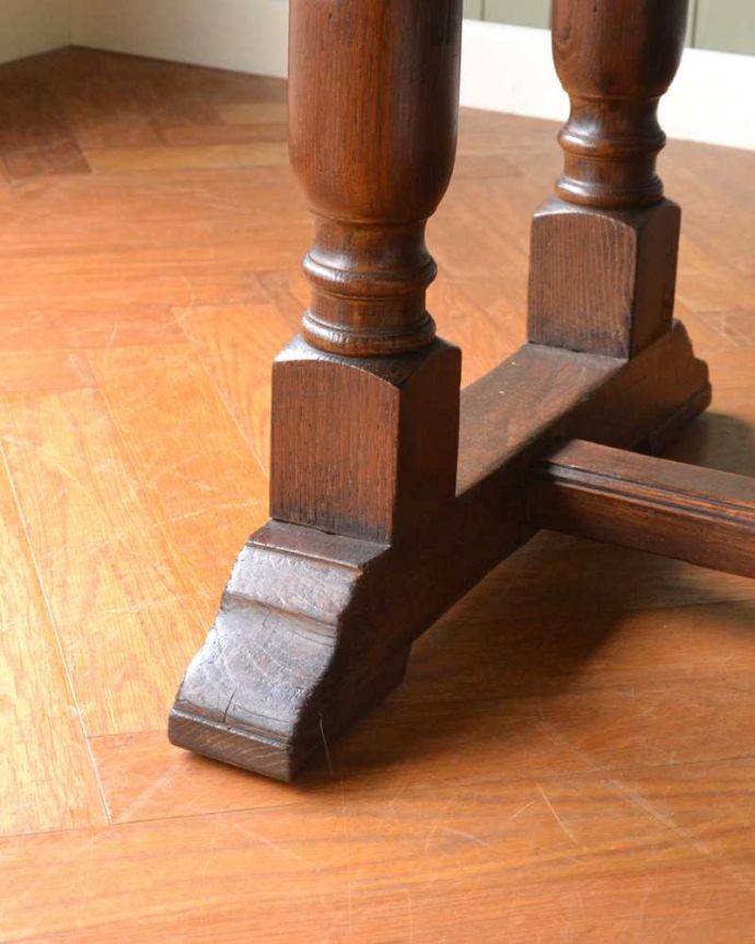 アンティークのテーブル　アンティーク家具　お部屋に馴染みやすい装飾、サイズが変えられるアンティークのドローリーフテーブル（英国家具）。持ち上げなくても移動できます！Handleのアンティークは、脚の裏にフェルトキーパーをお付けしていますので、持ち上げなくても床を滑らせて移動させることが出来ます。(m-631-f)