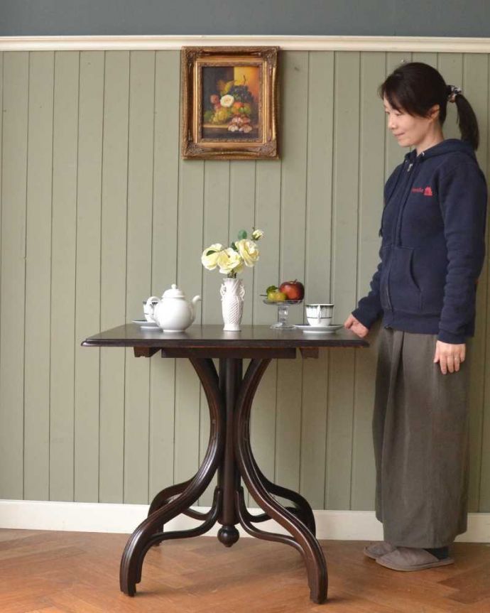 アンティークのテーブル　アンティーク家具　THONET トーネットのアンティークカフェテーブル。どんな場所でも便利に使える小さなテーブルそもそも「オケージョナル」とは「便利に使える」と言う意味。(m-632-f)