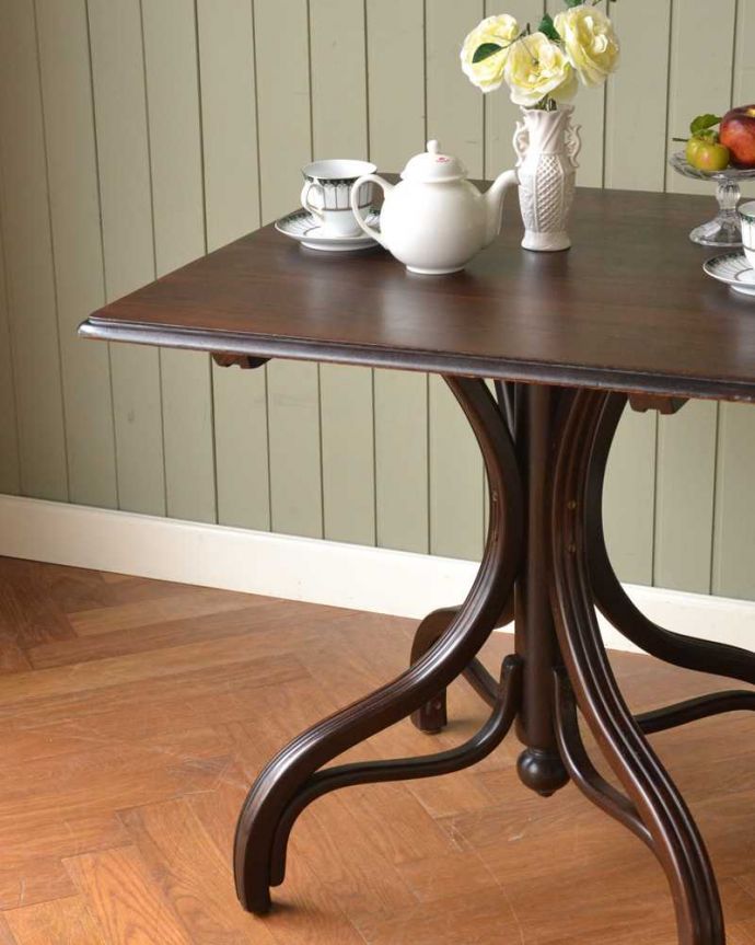 アンティークのテーブル　アンティーク家具　THONET トーネットのアンティークカフェテーブル。小さくてもアンティークの気品タップリ。(m-632-f)