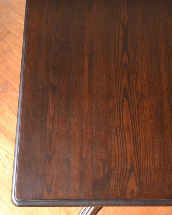 アンティークのテーブル　アンティーク家具　THONET トーネットのアンティークカフェテーブル。天板を近づいてみると…アンティークだから手に入れることが出来る天板に使われている銘木の美しさにうっとりです。(m-632-f)