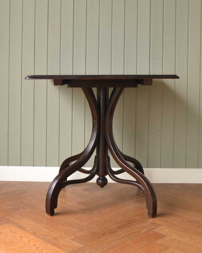 アンティークのテーブル　アンティーク家具　THONET トーネットのアンティークカフェテーブル。クルッと回転。(m-632-f)