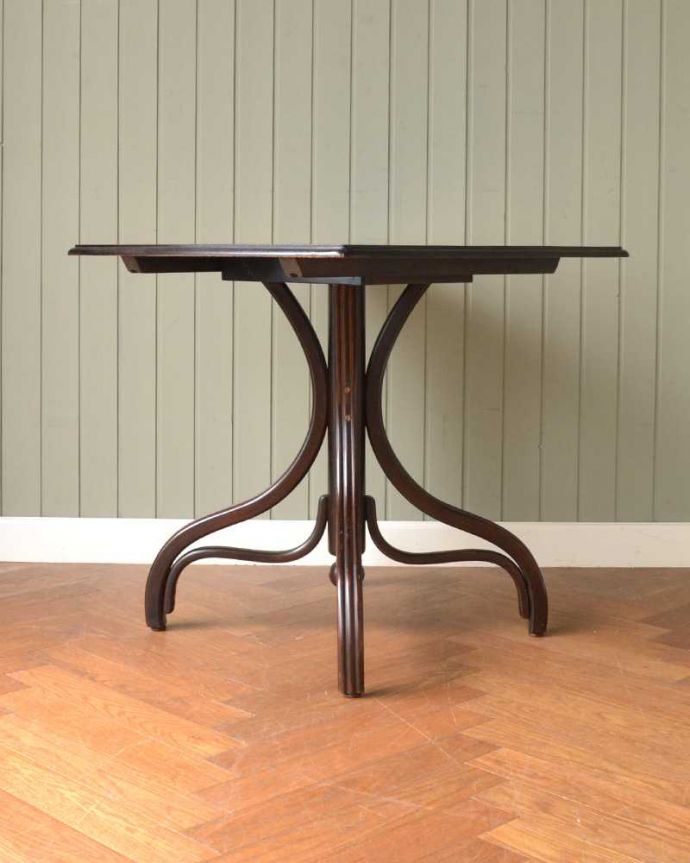 アンティークのテーブル　アンティーク家具　THONET トーネットのアンティークカフェテーブル。しっかり修復しました！アンティークは新品ではないので、もちろん経年変化によるキズはありますが、専門の職人がしっかり修復してあるのでキレイです。(m-632-f)