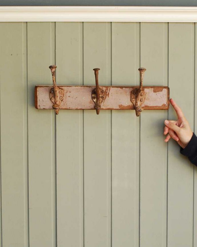 ウォールシェルフ・ウォールハンガー　アンティーク家具　便利でお洒落なアンティークコートフック（３連フック）。実用的に使えるフックボードデザインがおシャレなフックボードは、どんな壁にも取り付けできていろんなものを掛けて使える実力派です。(m-633-f)