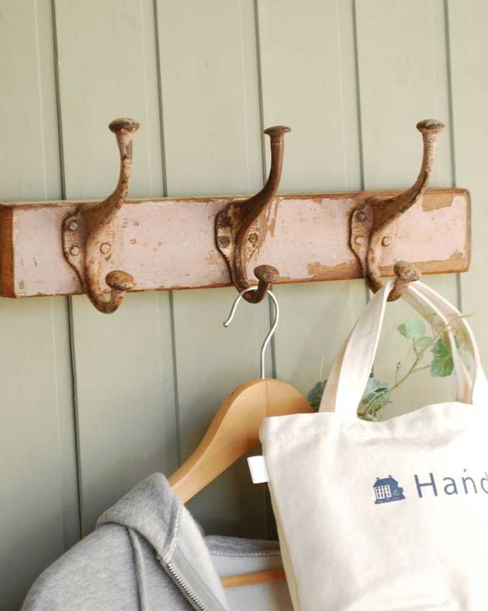 ウォールシェルフ・ウォールハンガー　アンティーク家具　便利でお洒落なアンティークコートフック（３連フック）。壁のオシャレを楽しみましょう壁にビスで取り付けるだけで、あっという間に取り付けできます。(m-633-f)