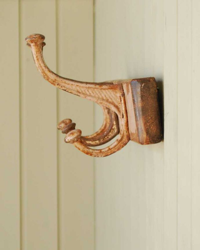 ウォールシェルフ・ウォールハンガー　アンティーク家具　便利でお洒落なアンティークコートフック（３連フック）。横から見ると･･･いろんなものが掛けられるダブルフック。(m-633-f)