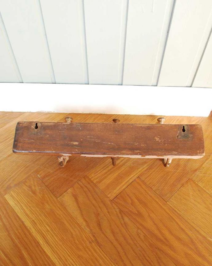 ウォールシェルフ・ウォールハンガー　アンティーク家具　便利でお洒落なアンティークコートフック（３連フック）。後ろ側を見てみると･･･裏面はこんな感じです。(m-633-f)