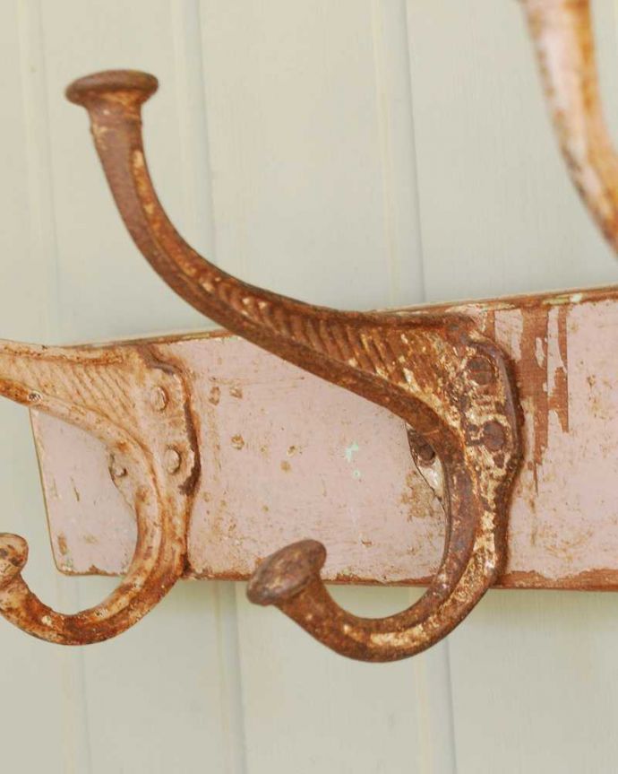 ウォールシェルフ・ウォールハンガー　アンティーク家具　便利でお洒落なアンティークコートフック（３連フック）。いろいろ便利に使える仕掛けオリジナルのフックは形も色もアンティークらしく素敵。(m-633-f)