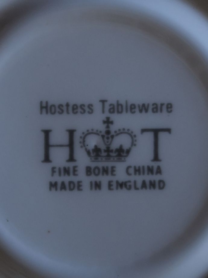 美しいアンティークのカップ＆ソーサー、スミレ柄がおしゃれな陶磁器