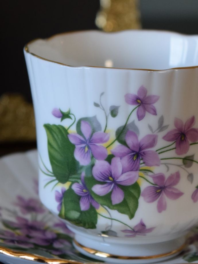 スミレ柄のアンティークカップ＆ソーサー