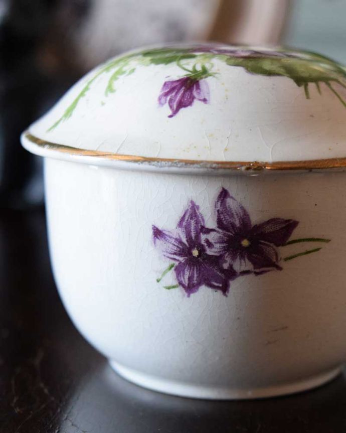 英国アンティークのおしゃれな陶磁器の小物入れ、スミレ模様の