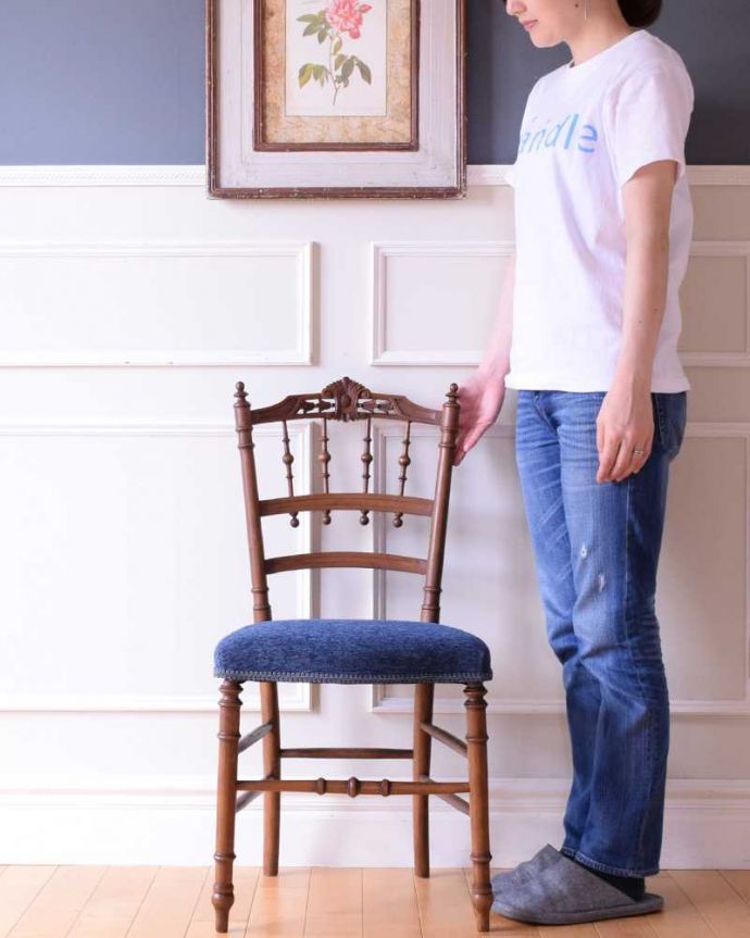 サロンチェア アンティーク チェア フランスらしいナポレオン3世のアンティークチェア(ナポレオンチェア)。座るためだけじゃなく見て楽しむ椅子上質な雰囲気が漂うアンティークのサロンチェアは、座るためだけの椅子ではありません。(m-634-c)