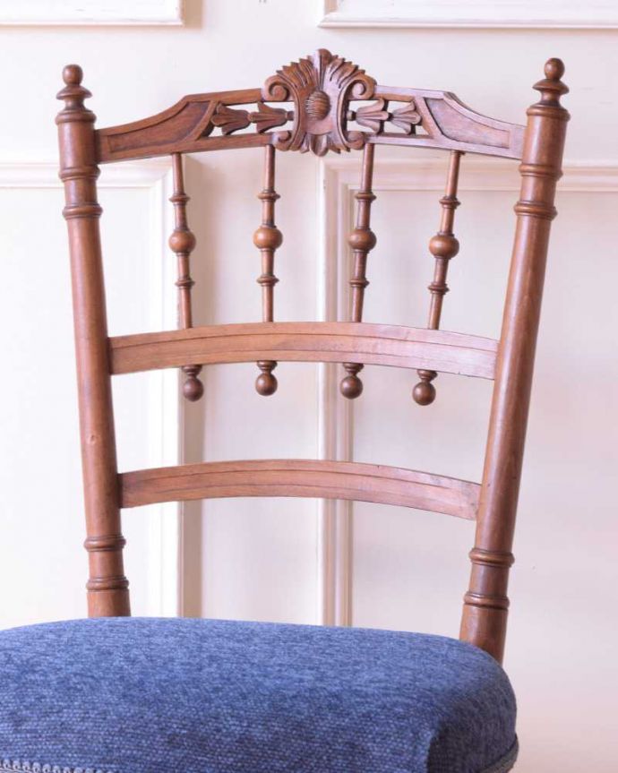 サロンチェア アンティーク チェア フランスらしいナポレオン3世のアンティークチェア(ナポレオンチェア)。アンティークらしい背もたれの装飾背もたれのデザインがとてもキレイ。(m-634-c)