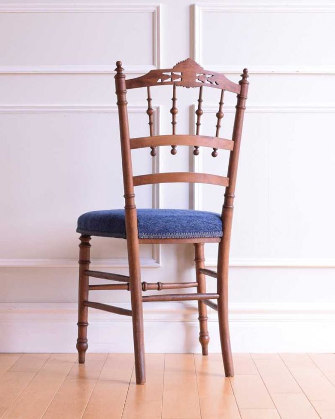 サロンチェア アンティーク チェア フランスらしいナポレオン3世のアンティークチェア(ナポレオンチェア)。後ろ姿にも自信アリ並べた時に後ろから見ることも多い椅子。(m-634-c)