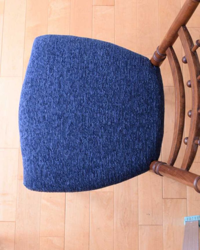 サロンチェア アンティーク チェア フランスらしいナポレオン3世のアンティークチェア(ナポレオンチェア)。座面を上から見るとこんな感じ座面は布貼りなので、長時間座っても疲れません。(m-634-c)