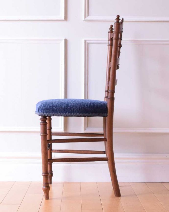 サロンチェア アンティーク チェア フランスらしいナポレオン3世のアンティークチェア(ナポレオンチェア)。横から見ても優雅な立ち姿背もたれがカーブしているので楽です。(m-634-c)