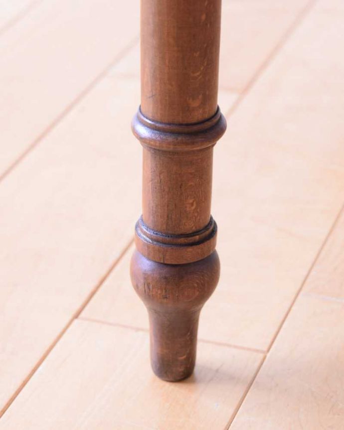 サロンチェア アンティーク チェア フランスらしいナポレオン3世のアンティークチェア(ナポレオンチェア)。床を滑らせて移動出来ますHandleではアンティークチェアの脚の裏にフェルトキーパーをお付けしています。(m-634-c)