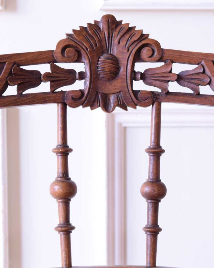 サロンチェア アンティーク チェア フランスらしいナポレオン3世のアンティークチェア(ナポレオンチェア)。うっとりするほど細かい細工まだ機械の発達していない時代に、手作業で作られた細かい細工。(m-634-c)