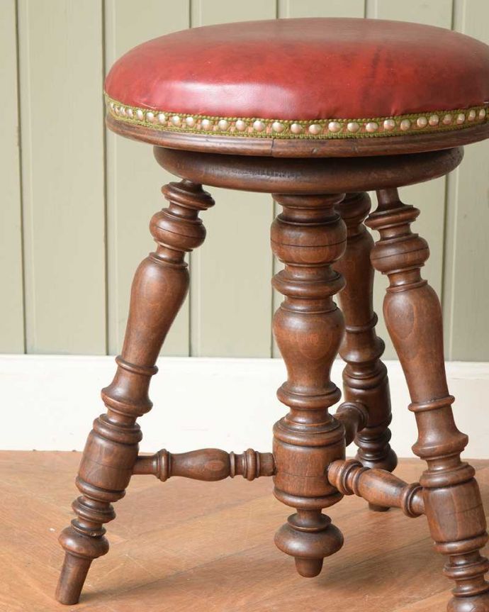 スツール・オットマン　アンティーク チェア　高さが変えられるフランス輸入のアンティークピアノスツール。しっかり修復しましたアンティークなので経年変化によるキズはありますが、専門の職人が目立たないようキレイにお直しをしているので、安心してお使い下さい。(m-635-c)