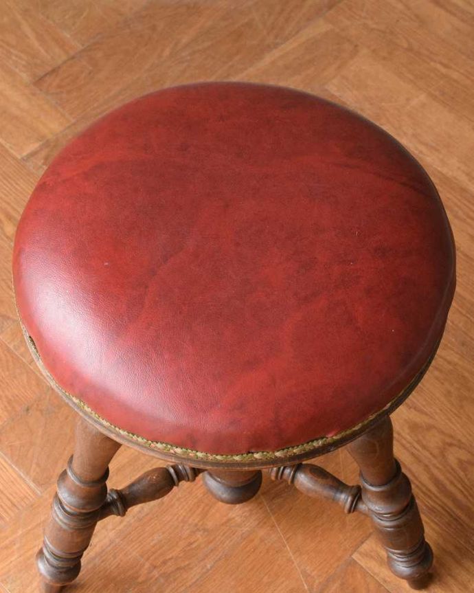 スツール・オットマン　アンティーク チェア　高さが変えられるフランス輸入のアンティークピアノスツール。座面を上から見るとこんな感じ座面は張り座なので、長時間座っても疲れません。(m-635-c)