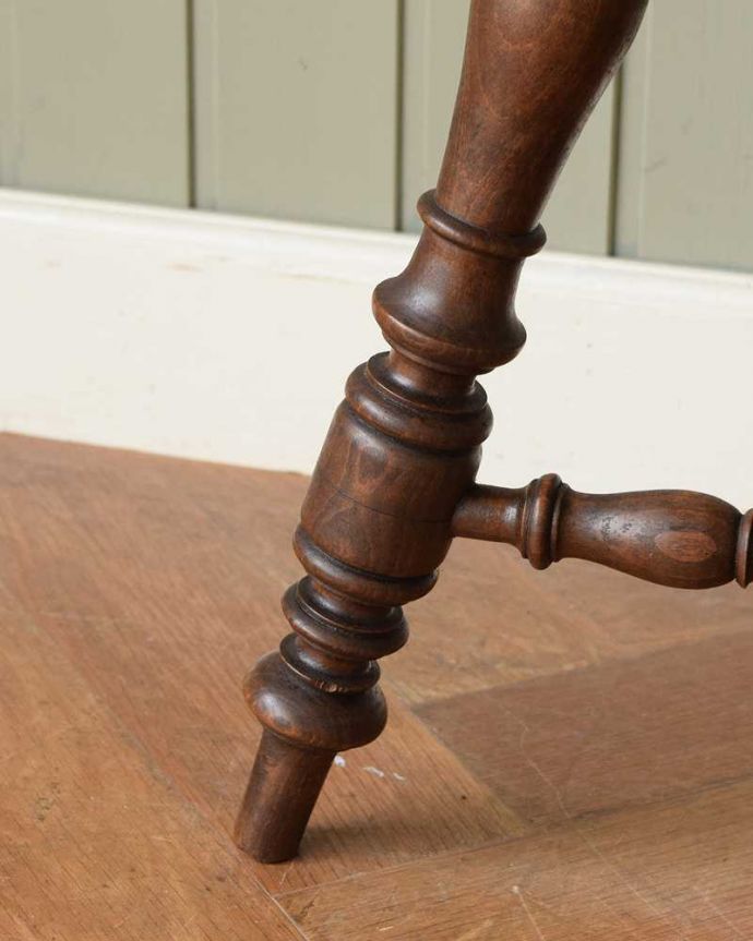 スツール・オットマン　アンティーク チェア　高さが変えられるフランス輸入のアンティークピアノスツール。移動もラクラクの理由は…Handleではアンティークチェアの脚の裏にフェルトキーパーをお付けしています。(m-635-c)