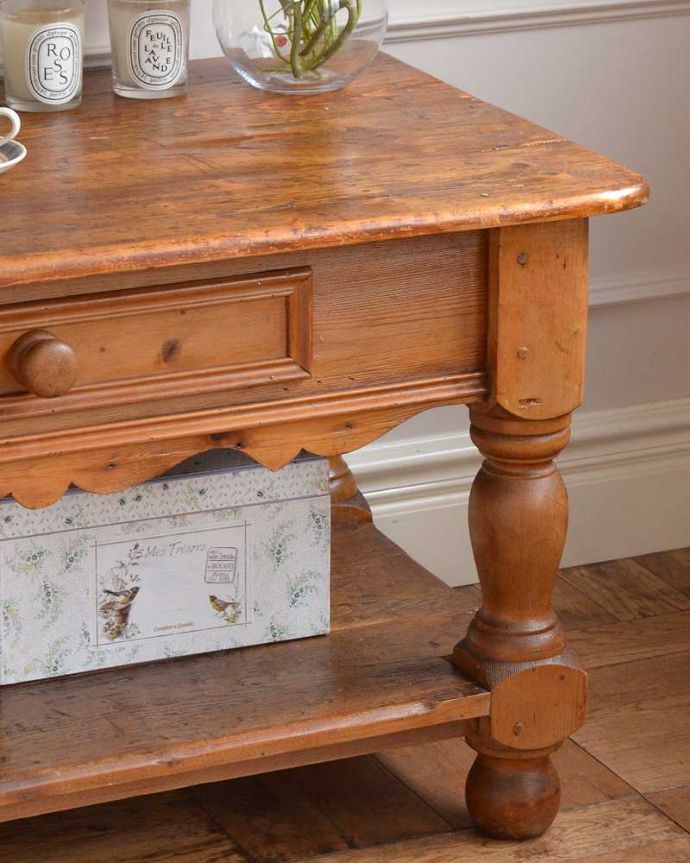 アンティークのテーブル アンティーク家具 イギリスからのアンティーク家具、オールドパイン材のコーヒーテーブル(引き出し付き)。ポコポコっとした可愛らしい脚脚のデザインもぬくもりあるやさしいデザイン。(m-635-f)