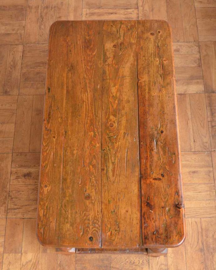 アンティークのテーブル アンティーク家具 イギリスからのアンティーク家具、オールドパイン材のコーヒーテーブル(引き出し付き)。天板はキレイに修復しました。(m-635-f)