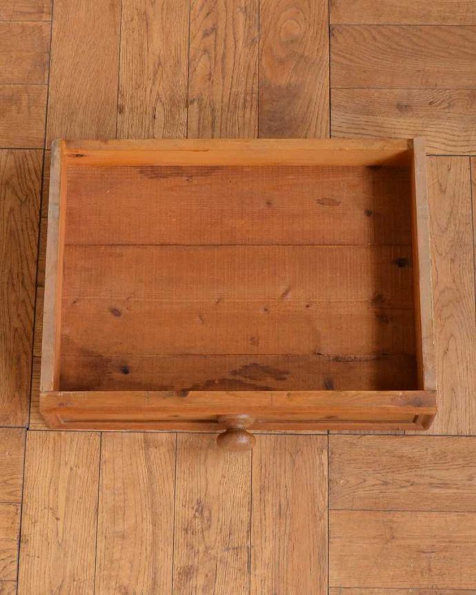 アンティークのテーブル アンティーク家具 イギリスからのアンティーク家具、オールドパイン材のコーヒーテーブル(引き出し付き)。引き出しの中も、もちろんキレイです。(m-635-f)