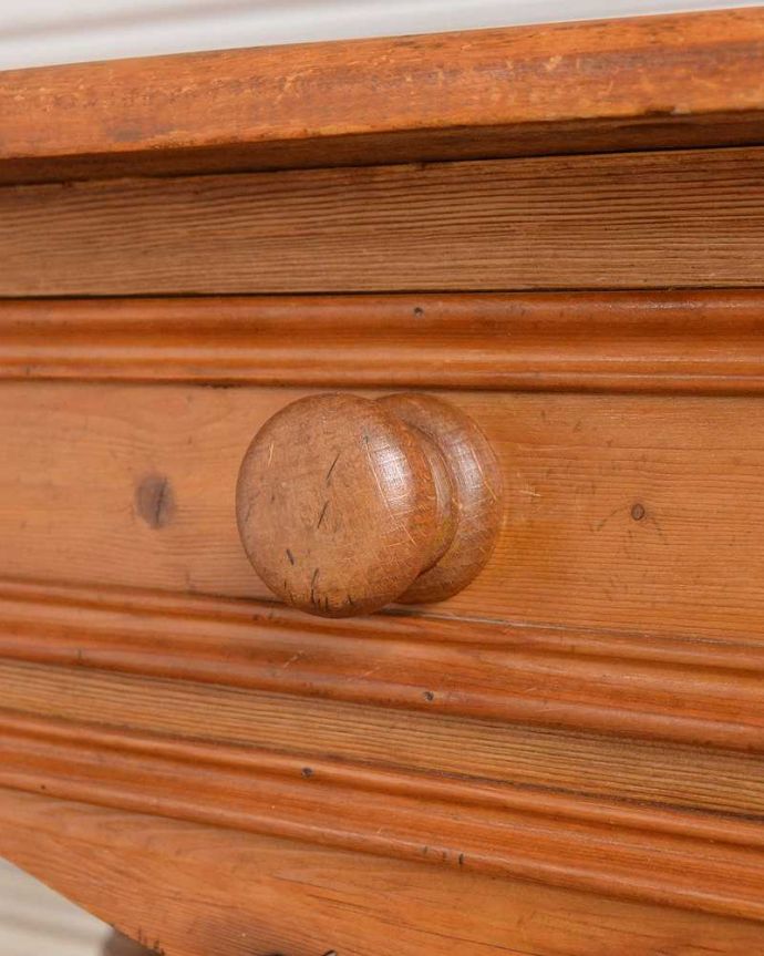 アンティークのテーブル アンティーク家具 イギリスからのアンティーク家具、オールドパイン材のコーヒーテーブル(引き出し付き)。持ちやすい取っ手。(m-635-f)