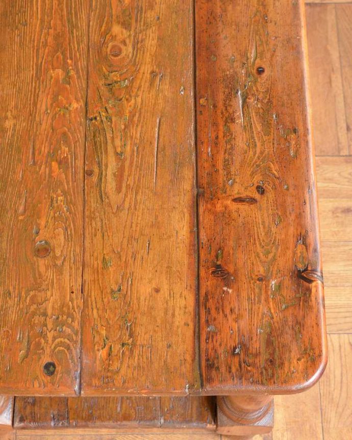 アンティークのテーブル アンティーク家具 イギリスからのアンティーク家具、オールドパイン材のコーヒーテーブル(引き出し付き)。オールドパイン材だけが持つ・・・なんとも言えずあたたかい雰囲気。(m-635-f)