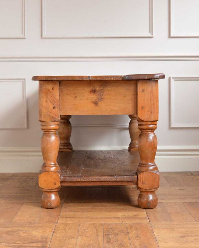 アンティークのテーブル アンティーク家具 イギリスからのアンティーク家具、オールドパイン材のコーヒーテーブル(引き出し付き)。横から見てみると・・・テーブルを横から見るとこんな感じ。(m-635-f)