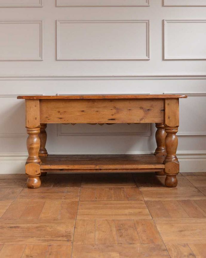 アンティークのテーブル アンティーク家具 イギリスからのアンティーク家具、オールドパイン材のコーヒーテーブル(引き出し付き)。こっち側もキレイです!アンティークは新品ではないので、もちろん経年変化によるキズはありますが、Handleでは専門の職人がしっかり修復したものだけをお送りしているので後ろ姿もキレイです。(m-635-f)