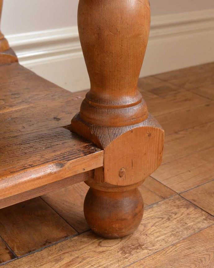 アンティークのテーブル アンティーク家具 イギリスからのアンティーク家具、オールドパイン材のコーヒーテーブル(引き出し付き)。移動もラクラクですHandleのアンティークは、脚の裏にフェルトキーパーをお付けしています。(m-635-f)